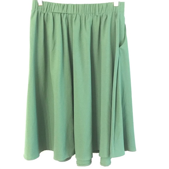 Emerald green flowy skirt - Picture 3 of 4